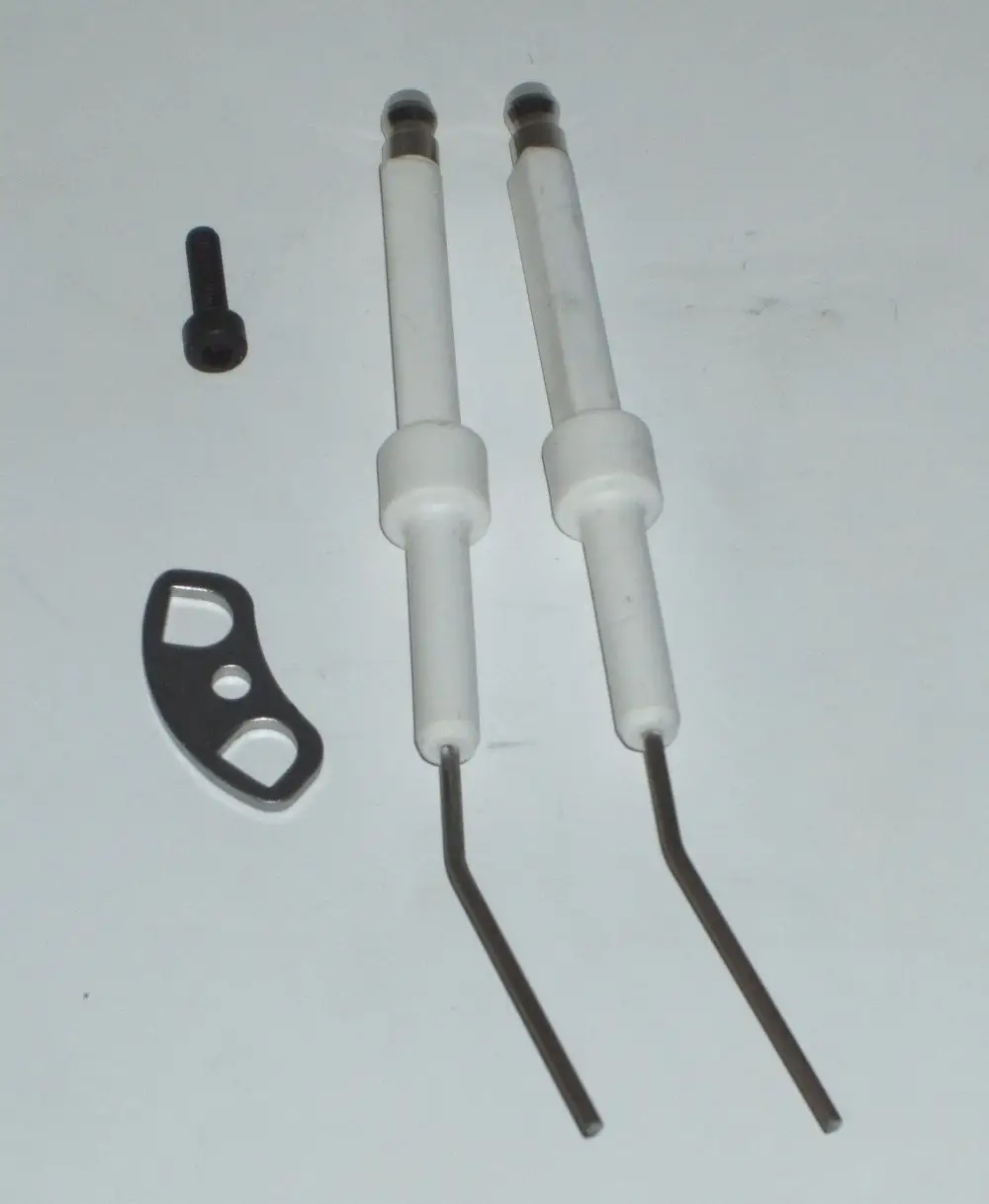 Zwei Zündelektroden von Daikin in weiß mit gebogenen Enden, begleitet von einem kleinen schwarzen Schraubenteil und einer metallischen Halterung.